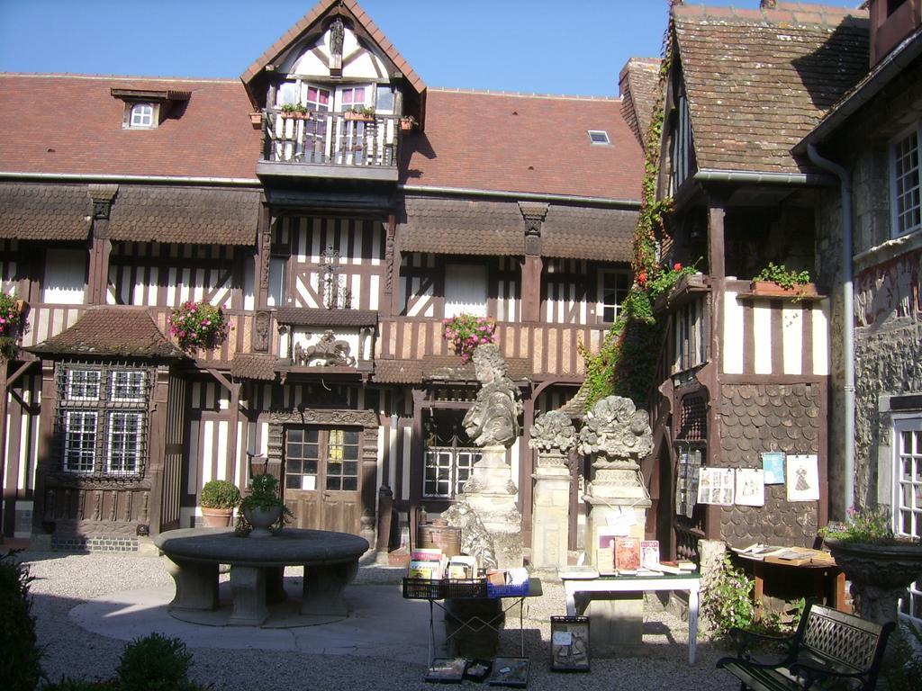 Le gîte des Trois Vaches Brionne Exterior foto